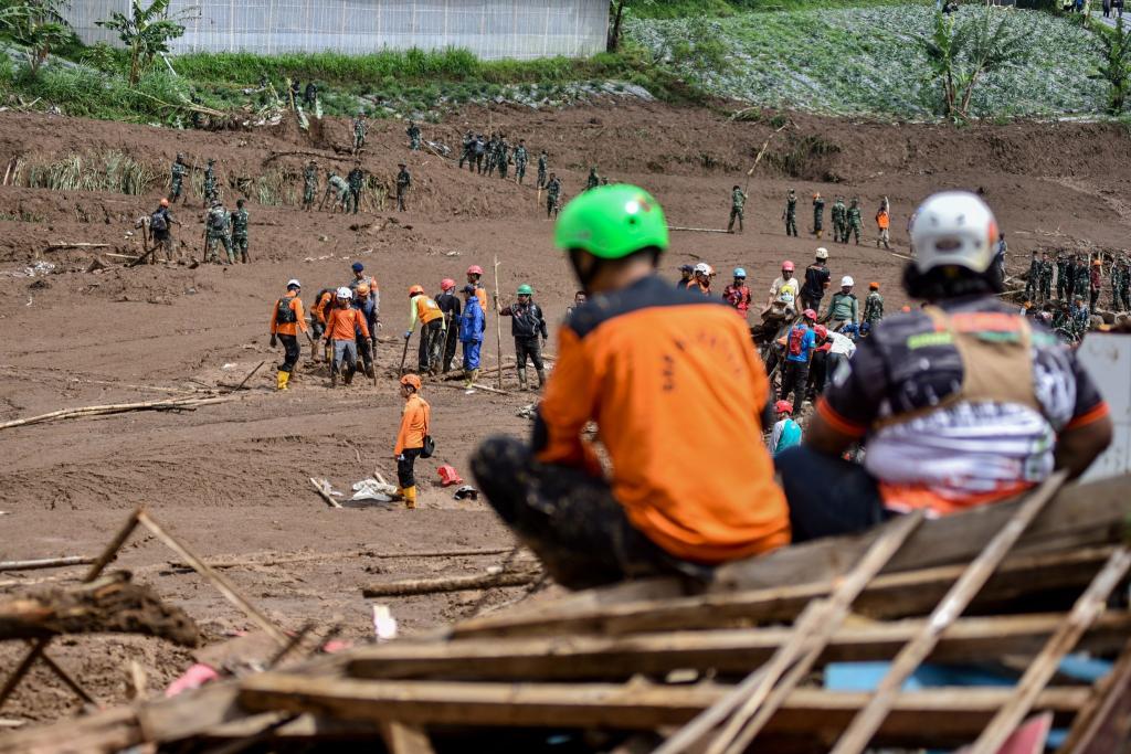 Einsatzkräfte bargen zwei Tage nach dem Unglück weitere Opfer. - Foto: Dimas Rachmatsyah/ZUMA Press Wire/dpa