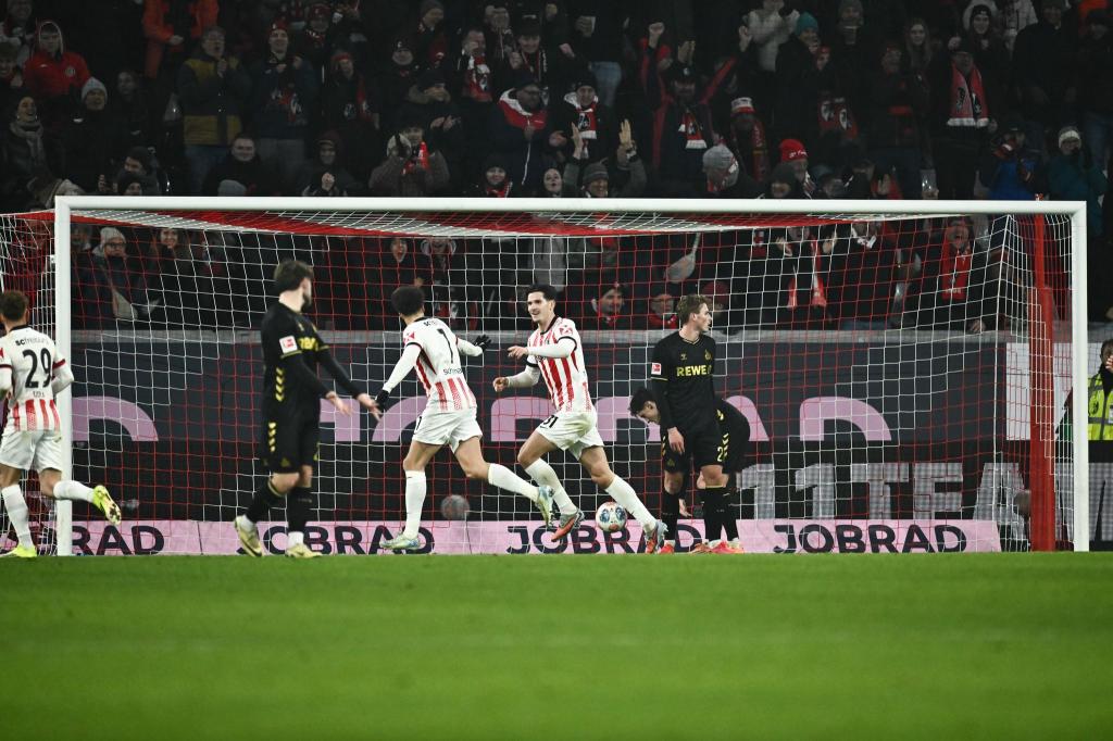 Trifft derzeit wie am Fließband: Freiburgs Igor Matanovic (2.v.r.). - Foto: Silas Stein/dpa