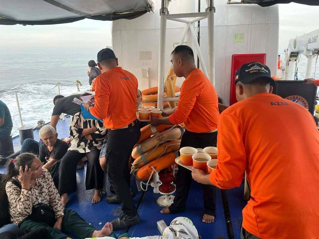 Die Einsatzkräfte suchen noch nach Überlebenden. - Foto: Uncredited/Philippine Coast Guard/dpa