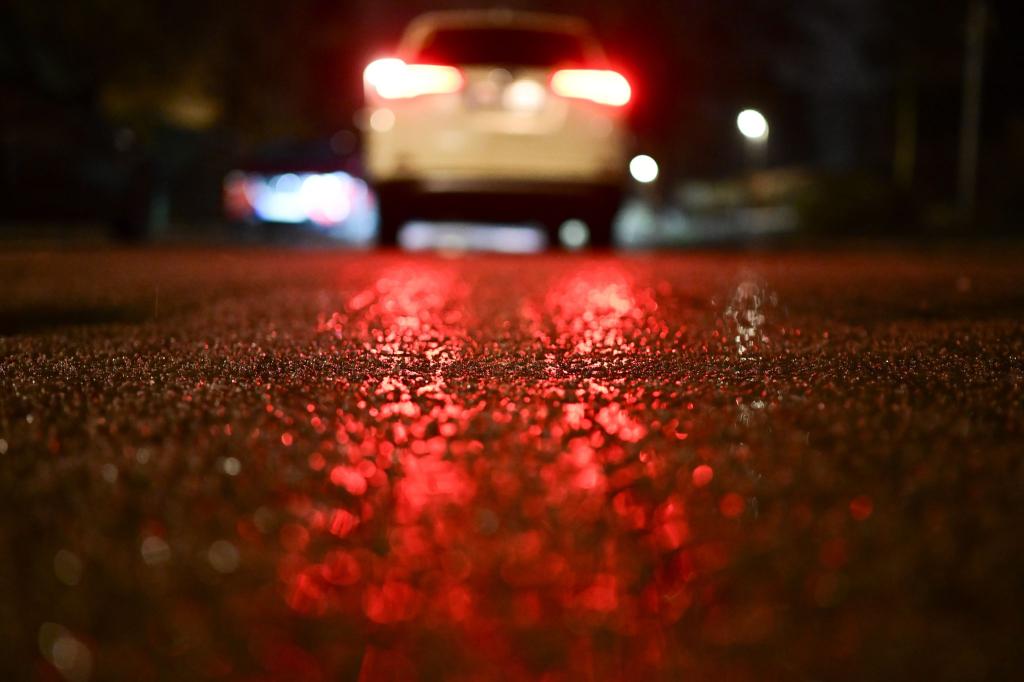 Bis in den Morgen warnt der Wetterdienst vor Glätte und Schnee. - Foto: Sebastian Gollnow/dpa