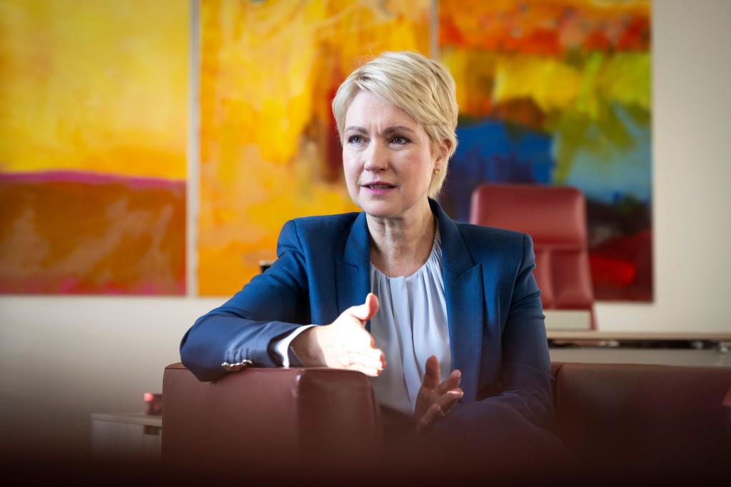 Ministerpräsidentin Manuela Schwesig findet, dass man den Einsatz der Arbeitenden nicht kleinreden soll. (Archivbild) - Foto: Philip Dulian/dpa