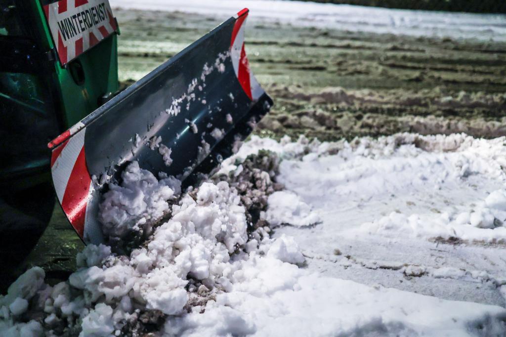 Schnee in Stuttgart wird geräumt. - Foto: Christoph Schmidt/dpa