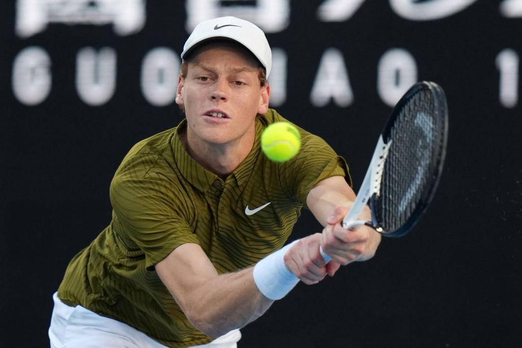 Jannik Sinner hatte im Achtelfinale von Melbourne keine Probleme. - Foto: Dar Yasin/AP/dpa
