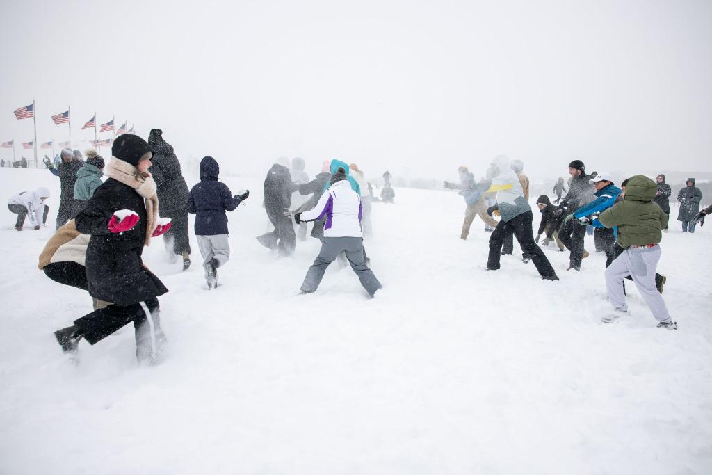Das Extremwetter bringt auch Spaß, wie etwa bei einer ausgelassenen Schneeballschlacht in der US-Hauptstadt Washington. - Foto: Mehmet Eser/ZUMA Press Wire/dpa