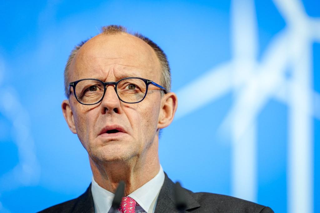 Bundeskanzler Friedrich Merz (CDU) ist besorgt über das Maß an Gewaltanwendung in den USA. - Foto: Kay Nietfeld/dpa