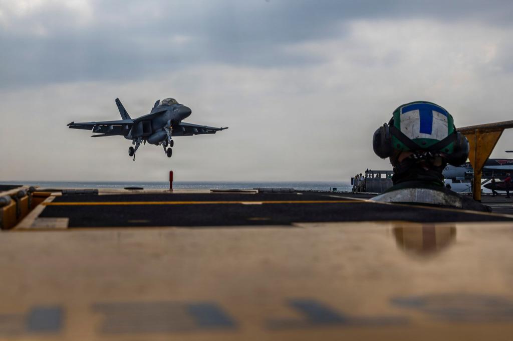 Der Flugzeugträger «USS Abraham Lincoln» wurde in den Zuständigkeitsbereich des Regionalkommandos des US-Militärs verlegt, das den Nahen Osten inklusive des Irans umfasst. (Handout) - Foto: Seaman Daniel Kimmelman/US Navy/AP/dpa