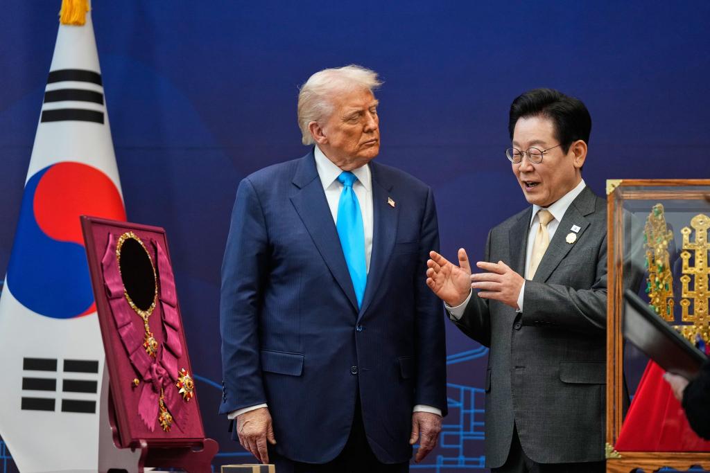 Trump und Südkoreas Präsident Lee waren sich voriges Jahr einig geworden in Sachen Zölle. (Archivbild) - Foto: Mark Schiefelbein/AP/dpa