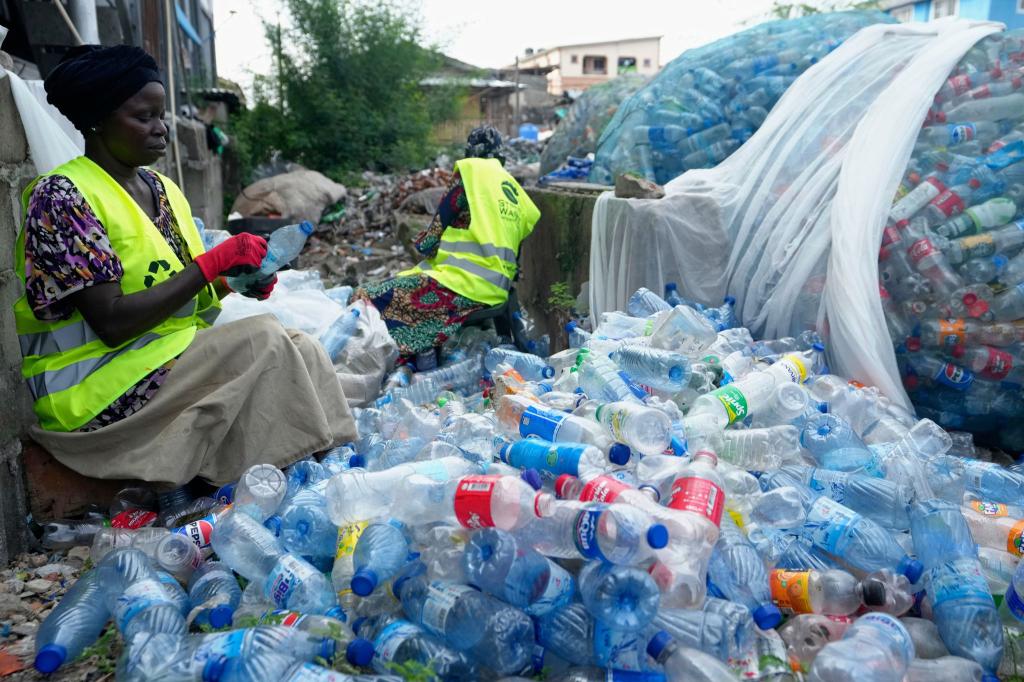 Die Studie kontriert sich auf die negativen Gesundheitsbelastungen im Zuge des Plastik-Lebenszyklus - es gibt aber auch positive Aspekte. (Archivbild) - Foto: Sunday Alamba/AP/dpa