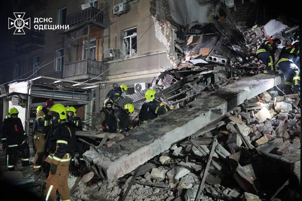 Rettungskräfte suchen in Odessa nach Verschütteten. - Foto: Uncredited/Ukrainian Emergency Service/AP/dpa