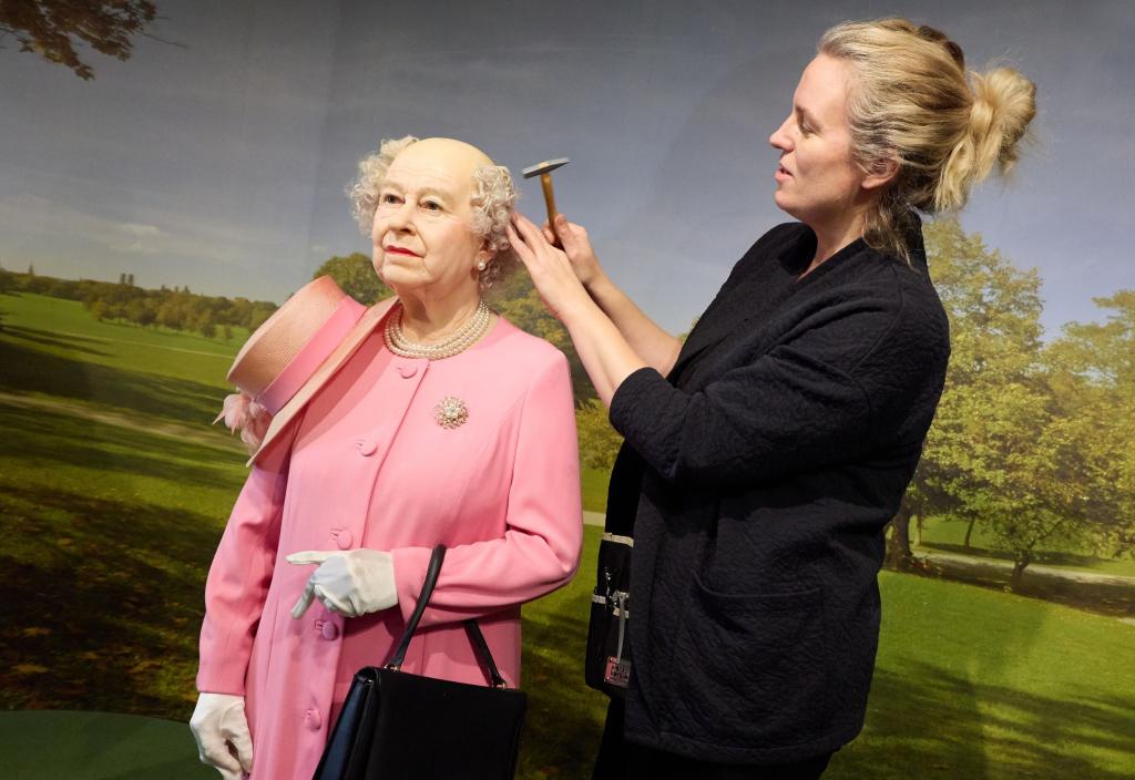  Frühjahrsputz im Wachsfigurenkabinett - Foto: Georg Wendt/dpa