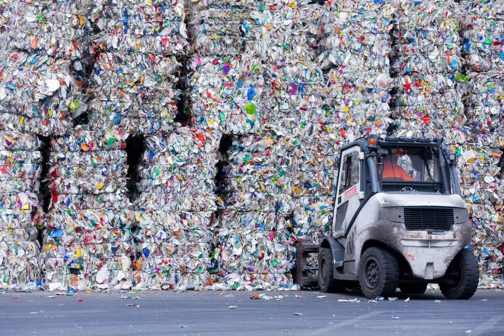 Massen an Plastikmüll entstehen in Deutschland jedes Jahr - ein großer Teil davon wird recycelt. - Foto: Rolf Vennenbernd/dpa