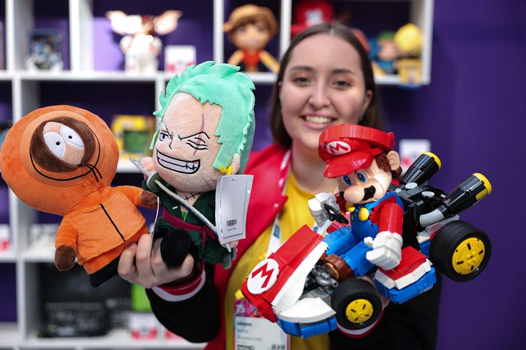 Sammelfiguren sind bei erwachsenen Fans beliebt. - Foto: Daniel Karmann/dpa