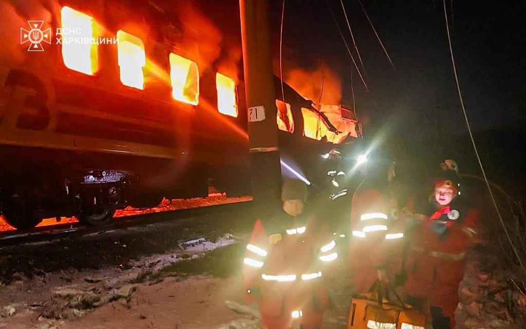 Russland schoss Drohnen auf einen Passagierzug. - Foto: -/Ukrainian Emergency Service/dpa