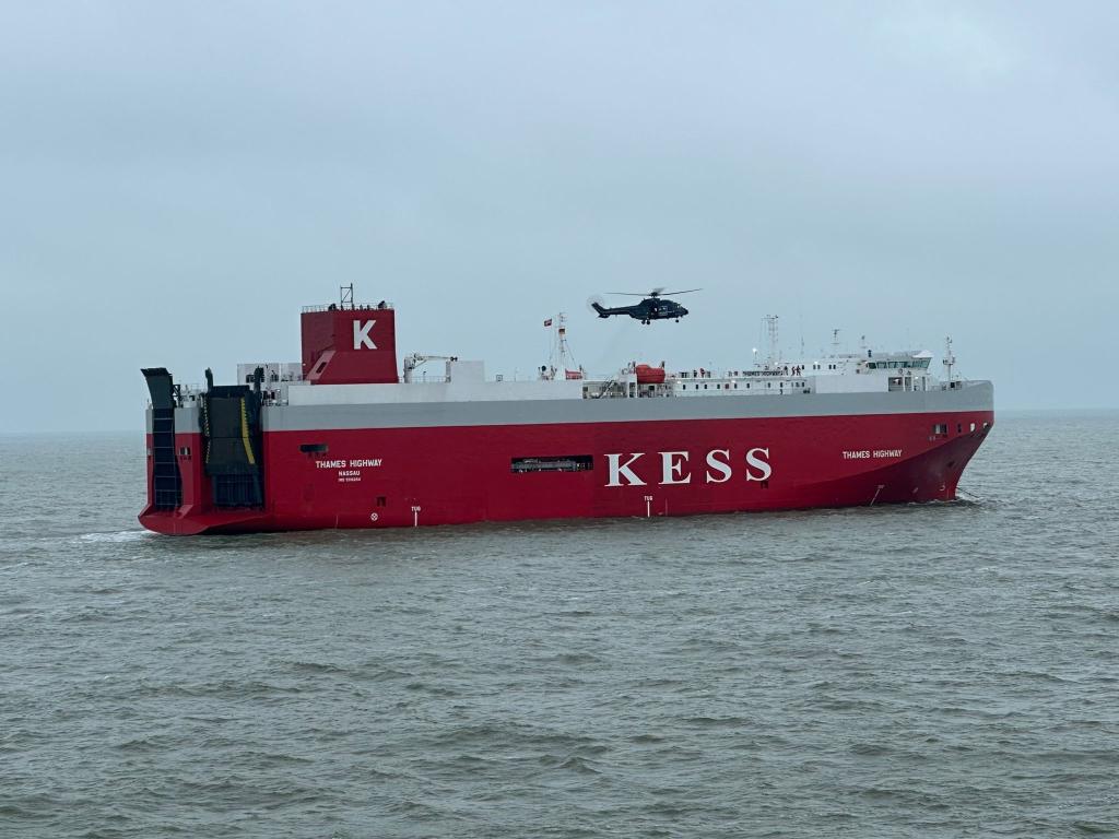 Der Frachter wurde zurück in den Emder Hafen geschleppt. - Foto: --/Havariekommando/dpa