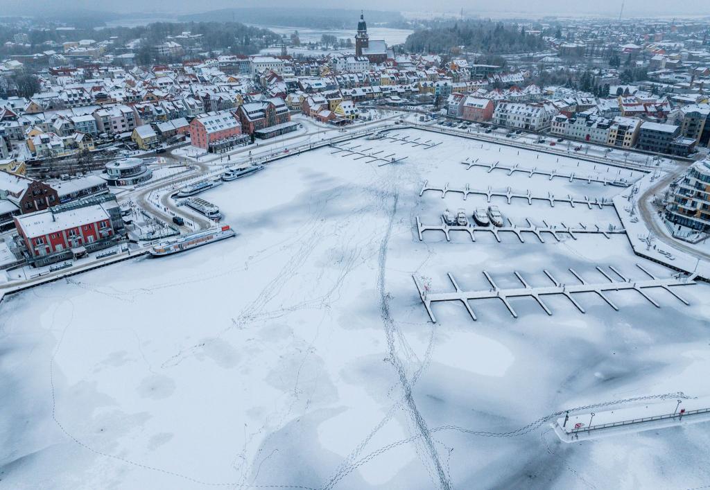 In Mecklenburg-Vorpommern führten die winterlichen Temperaturen zu einem seltenen Naturschauspiel. - Foto: Jens Büttner/dpa