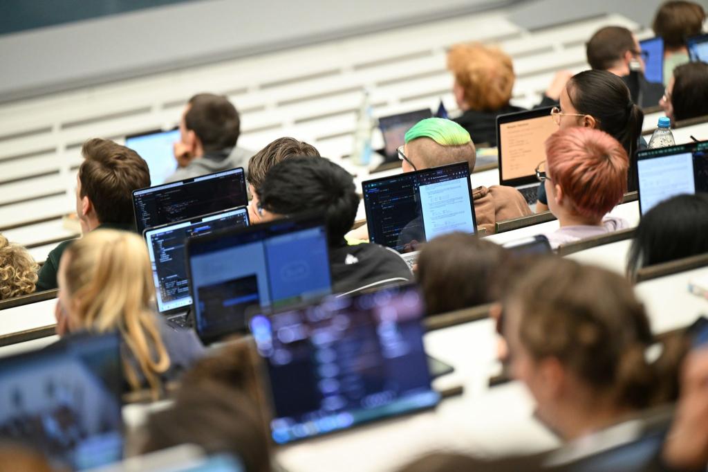 Informatik-Vorlesung in Tübingen - Foto: Bernd Weißbrod/dpa