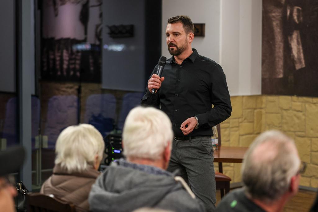 Der Rechtsanwalt Daniel Kuhlmann - hier bei einer Infoveranstaltung für Geschädigte - hat nach dem Gelsenkirchener Sparkassen-Einbruch nach eigenen Angaben erste Klagen gegen die Bank eingereicht. (Archivbild) - Foto: Christoph Reichwein/dpa