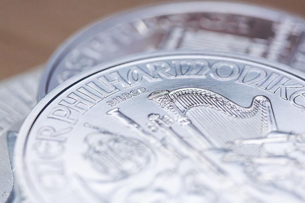 Knapp und teuer: Die silbernen «Wiener Philharmoniker»-Anlagemünzen. Der Silberpreis steigt derzeit noch schneller als der Goldpreis. (Archiv) - Foto: Fernando Gutierrez-Juarez/dpa