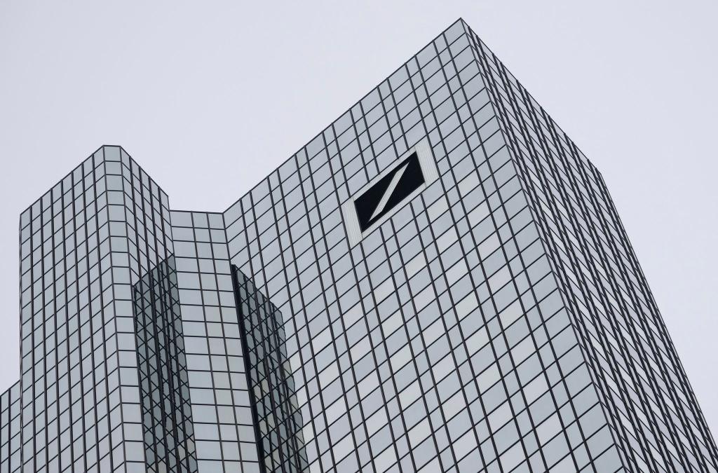 Am Mittwoch betraten Ermittler die Zentrale der Deutschen Bank an der Frankfurter Taunusanlage. - Foto: Boris Roessler/dpa