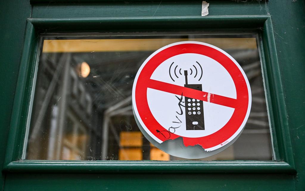 Schulschluss für Smartphones: Schweden plant ein Handyverbot an allen Schulen bis zur neunten Klasse. (Archivbild) - Foto: Jens Kalaene/dpa