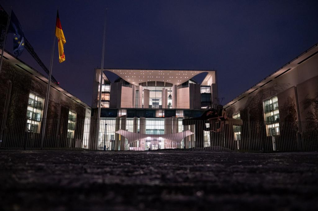 Beim abendlichen Treffen im Kanzleramt ging es auch um den Schutz vor Stromausfällen. - Foto: Fabian Sommer/dpa