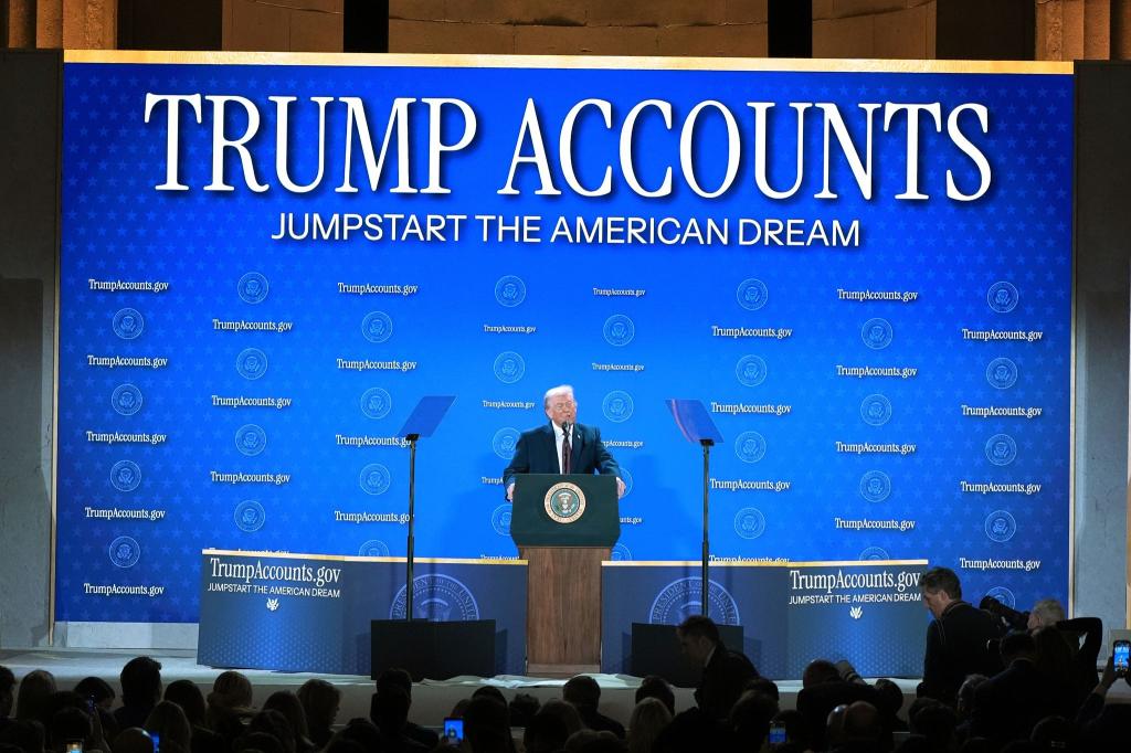 Der US-Präsident machte bei einer Veranstaltung des Finanzministeriums Werbung für die «Trump Accounts» - Foto: Jacquelyn Martin/AP/dpa
