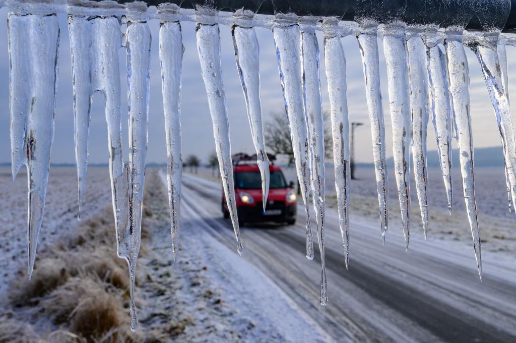 Auch am Donnerstag kann es wieder glatt werden. - Foto: Patrick Pleul/dpa