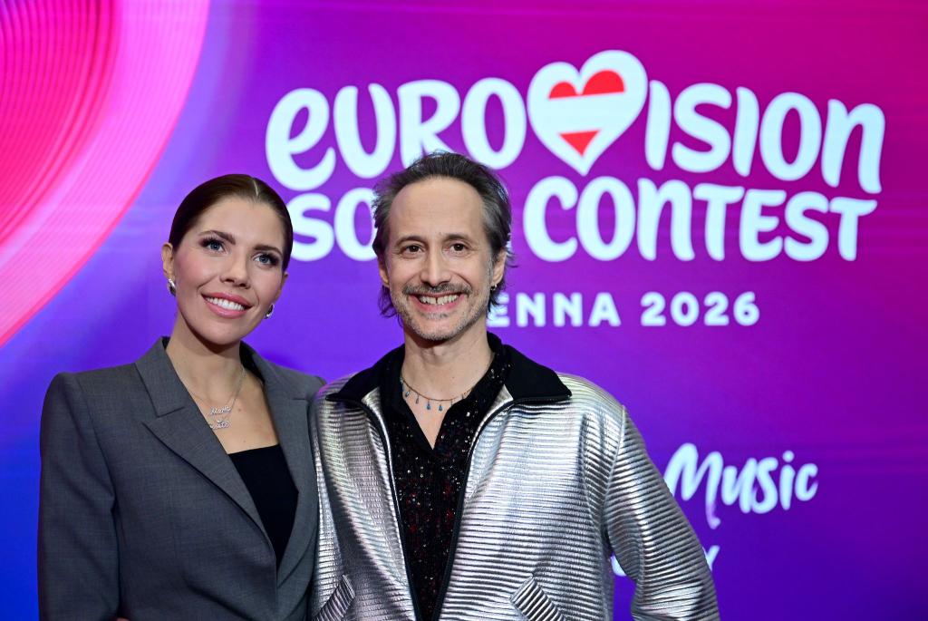 Das Moderatoren-Duo für den ESC im Mai in Wien steht fest: Victoria Swarovski und Michael Ostrowski. - Foto: Roland Schlager/APA/dpa
