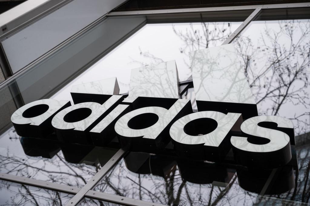 Der Sportartikelkonzern Adidas hat für das abgelaufene Jahr 2025 einen Rekordumsatz bekanntgegeben. (Archivbild) - Foto: Christophe Gateau/dpa