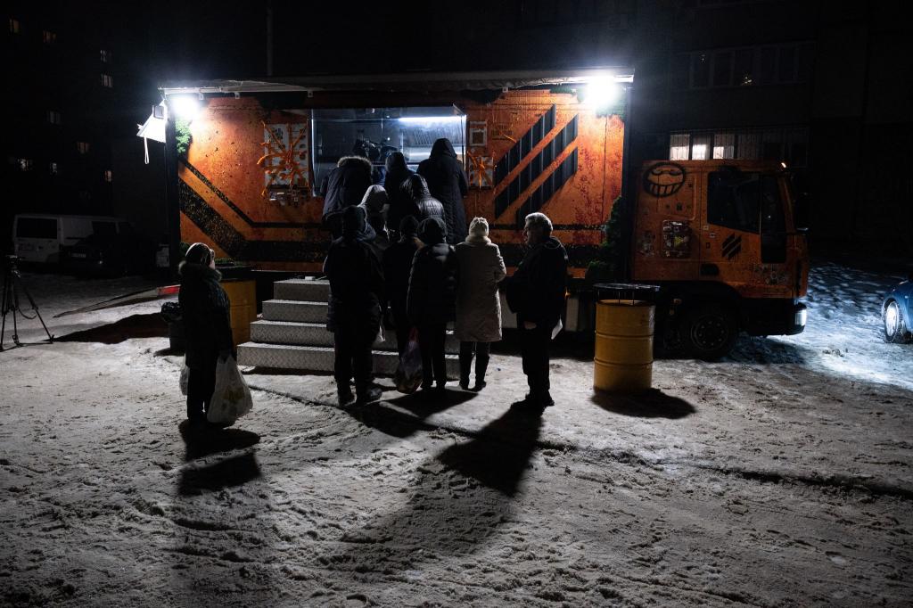 In Kiew stehen Bürger für warme Mahlzeiten Schlange, da es in vielen Häusern weder Strom noch Fernwärme gibt. - Foto: Danylo Antoniuk/AP/dpa