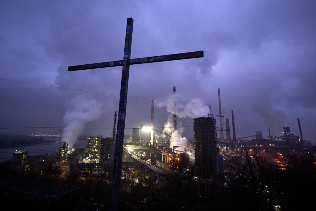 Die Kokerei Schwelgern von Thyssenkrupp Steel am Ufer des Rheins ist vom Aussichtspunkt Alsumer Berg zu sehen. - Foto: Bernd Thissen/dpa