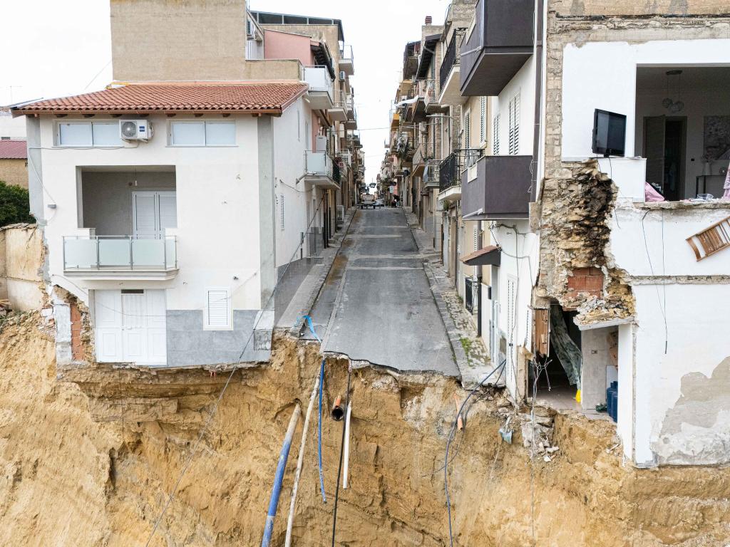 Gefährdete Häuser und beschädigte Straßen in dem vom Erdrutsch betroffenen Gebiet in Niscemi. - Foto: Andrea Petrelli/IPA via ZUMA Press/dpa