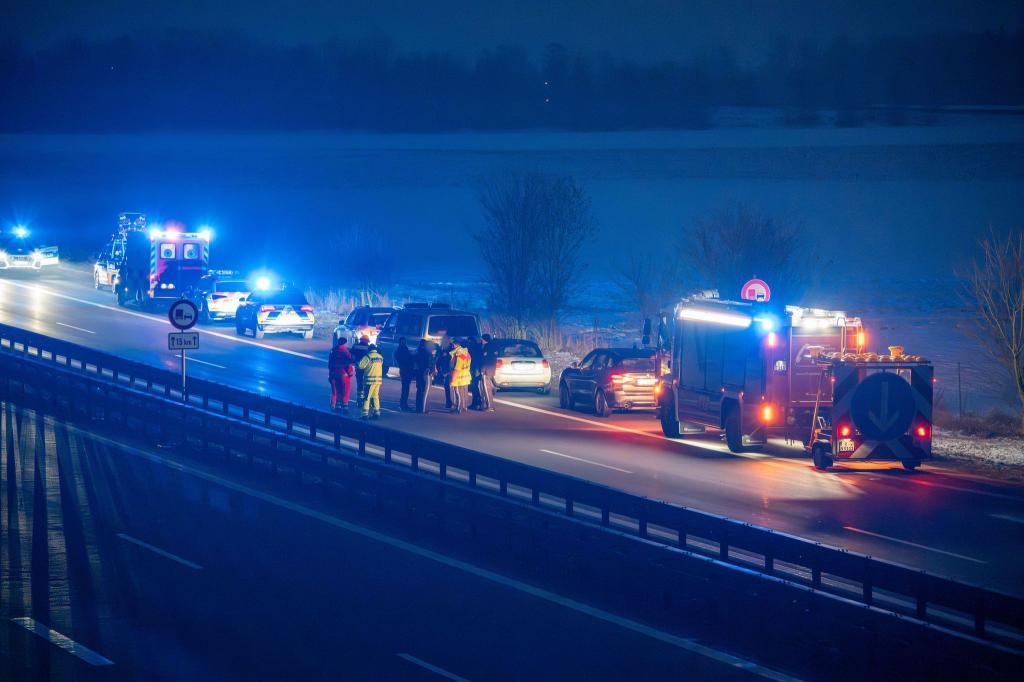 Am Morgen staute sich der Verkehr auf der Autobahn und auf der nahen Bundesstraße 8. - Foto: NEWS5 / Lars Haubner/NEWS5/dpa