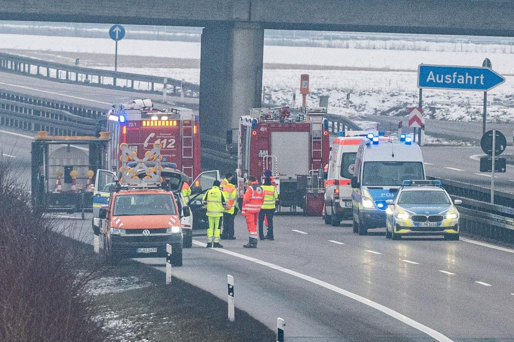 Die Autobahn 3 wurde nach dem Fund in beide Richtungen gesperrt. - Foto: Armin Weigel/dpa