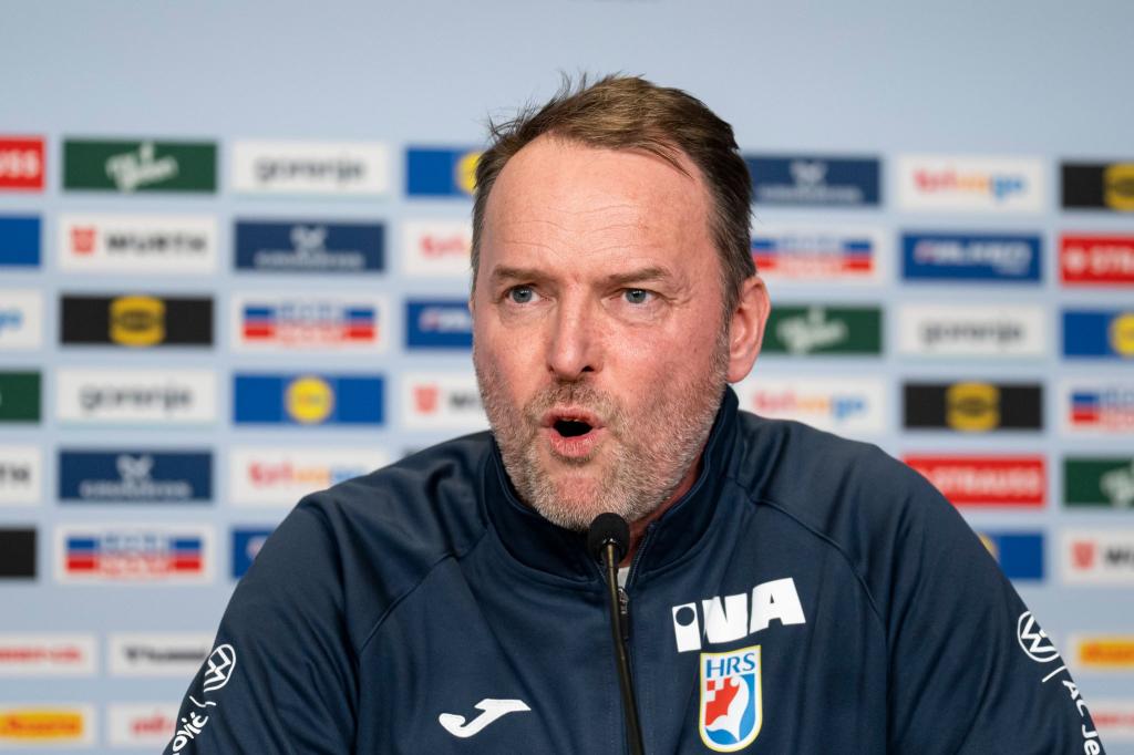 Kroatiens Trainer Dagur Sigurdsson schimpft über die Bedingungen bei der Handball-EM. - Foto: Sina Schuldt/dpa