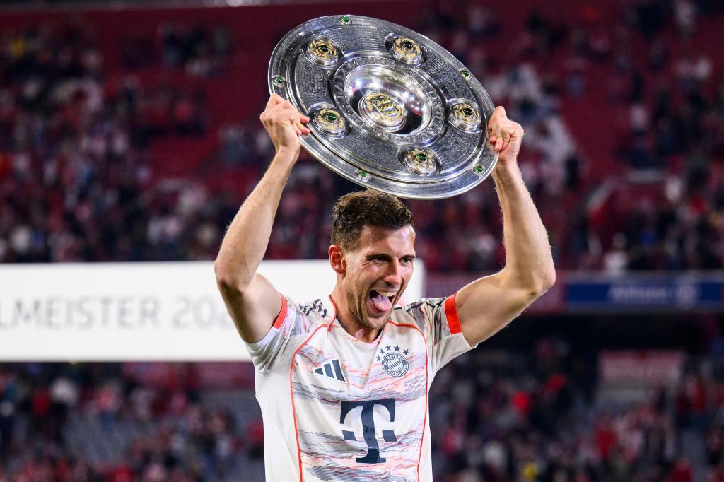 Mit «vollen Händen», wie hier mit der Meisterschale 2025, will sich Leon Goretzka aus München verabschieden. - Foto: Tom Weller/dpa