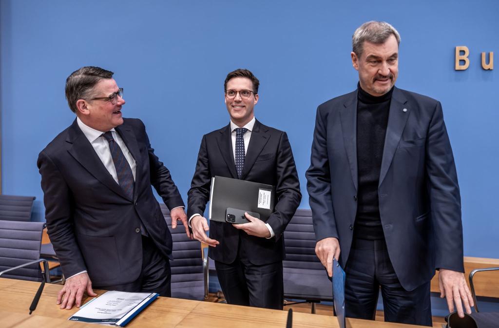 Sie nennen sich «Drei-Löwen-Allianz»: Boris Rhein, Manuel Hagel und Markus Söder. - Foto: Michael Kappeler/dpa