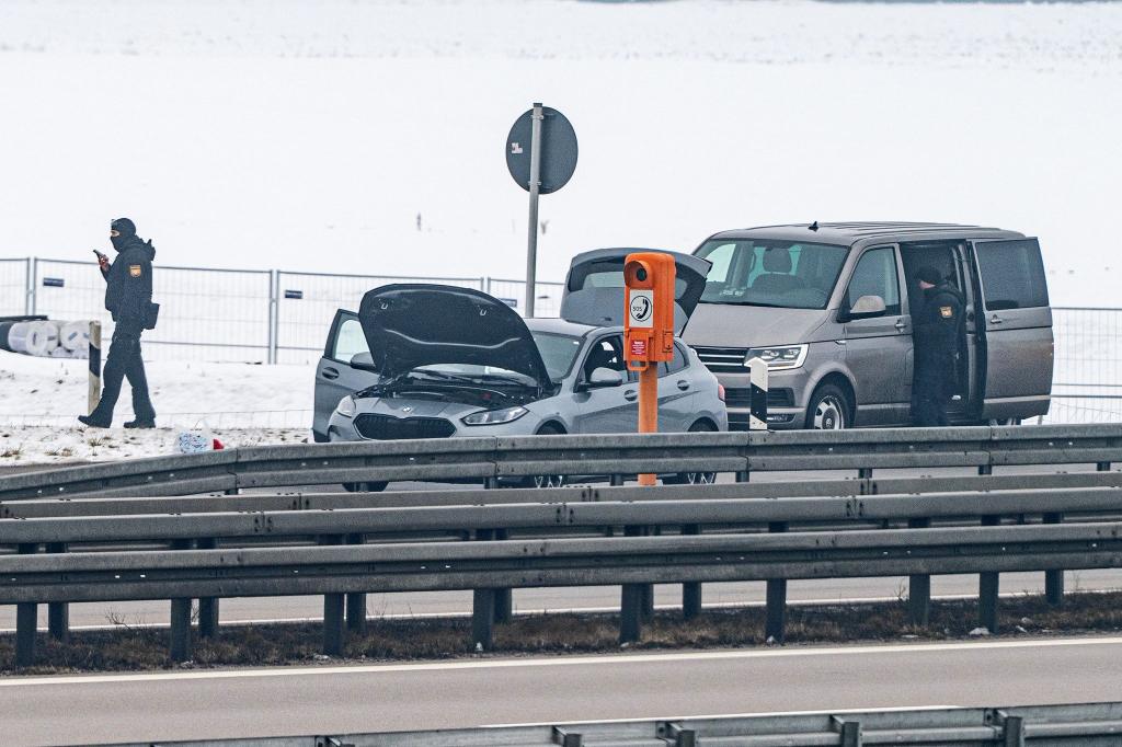 Polizisten hatten den Wagen nachts auf der Autobahn 3 bei Wiesent (Landkreis Regensburg) gestoppt. - Foto: Armin Weigel/dpa
