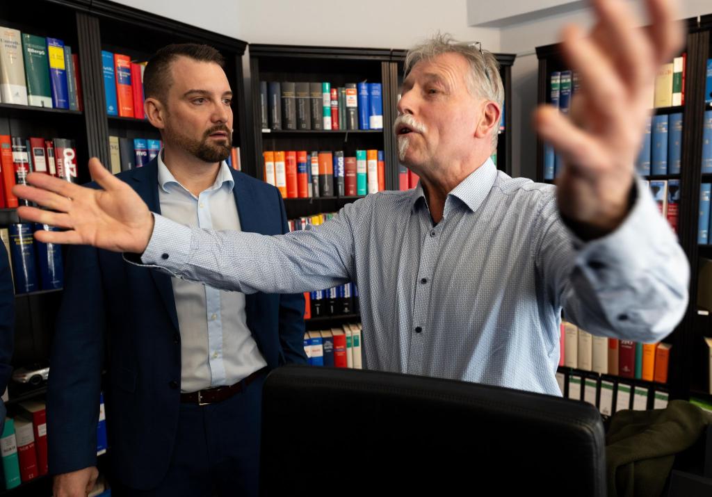 Einer der ersten Kläger ist Joachim Alfred Wagner (r), der sich von Rechtsanwalt Daniel Kuhlmann vertreten lässt. - Foto: Dieter Menne/dpa