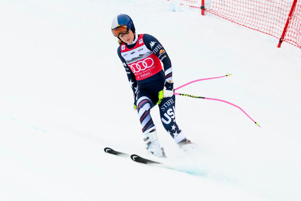 Lindsey Vonn rutscht nach ihrem Sturz in Crans-Montana langsam ins Ziel. - Foto: Jean-Christophe Bott/KEYSTONE/dpa