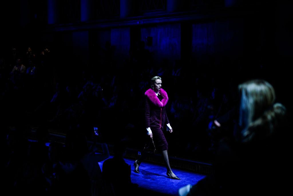 Ein Model geht während der Marc Cain Fashion Show im Rahmen der Berlin Fashion Week im Funkhaus Berlin über den Laufsteg. - Foto: Carsten Koall/dpa