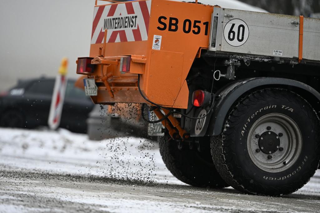 Auch das Wochenende startet mit Glättegefahr. - Foto: Markus Lenhardt/dpa