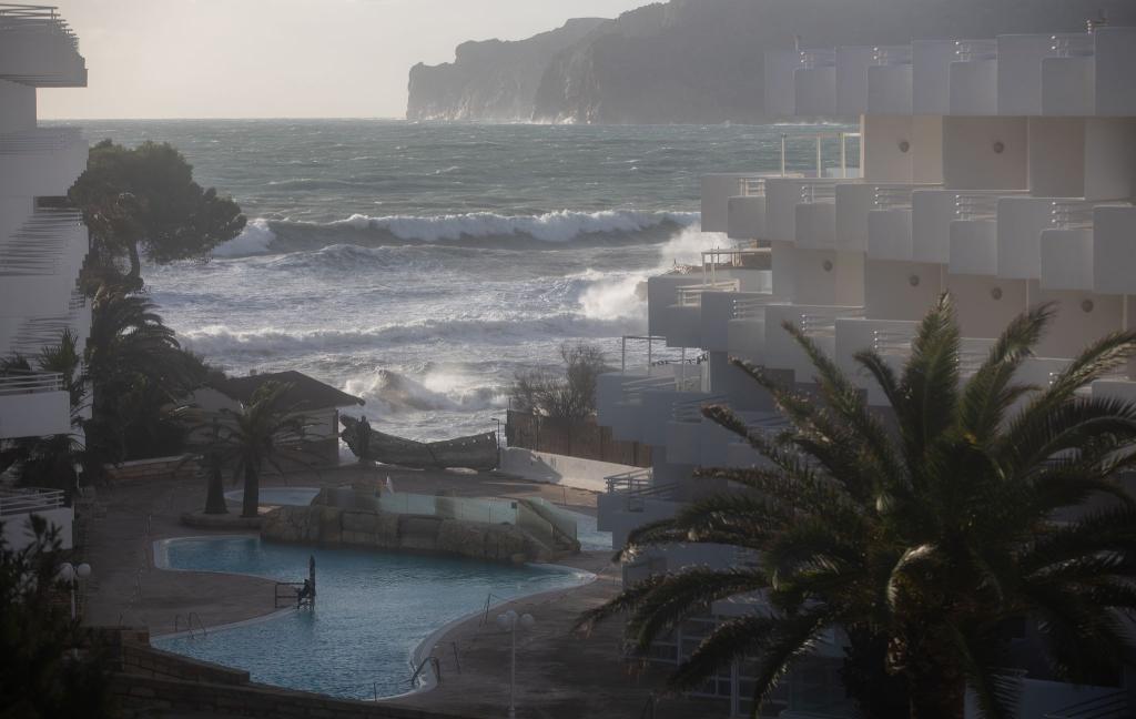 Nach dem Sturm können sich die Menschen auf Mallorca auf ein ruhigeres Wochenende mit Sonne freuen. Nächste Woche soll es wieder regnen. (Archivbild) - Foto: Clara Margais/dpa