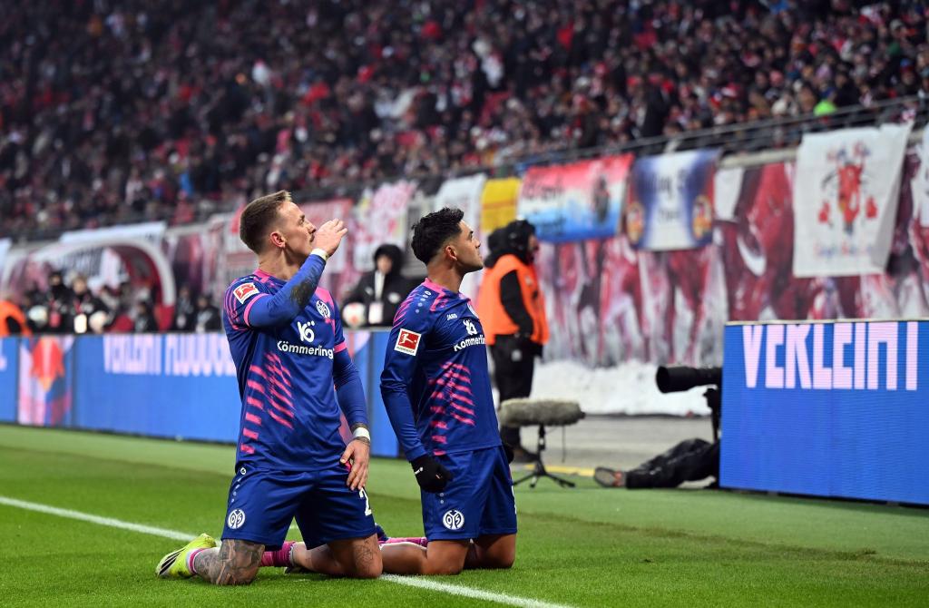 Nadiem Amiri (r) und Phillip Tietz feiern sich für den Ausgleich. - Foto: Jennifer Brückner/dpa