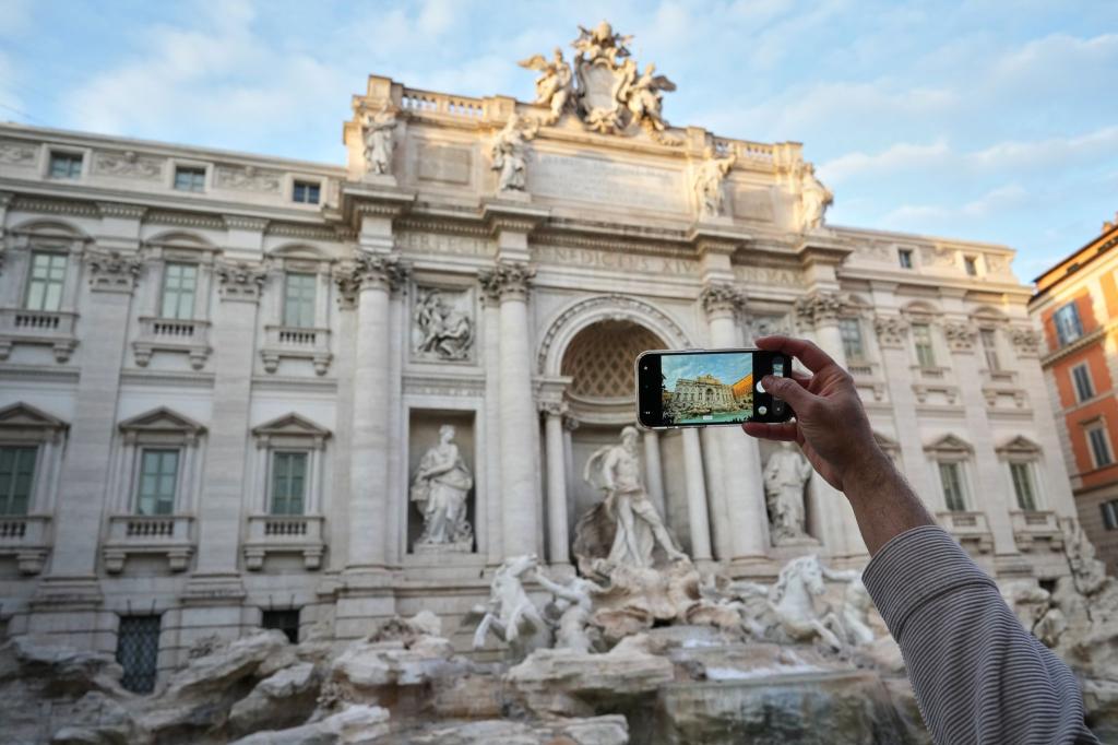Der Besuch des Trevi-Brunnens kostet Touristen künftig zwei Euro. (Archivbild) - Foto: Andrew Medichini/AP/dpa