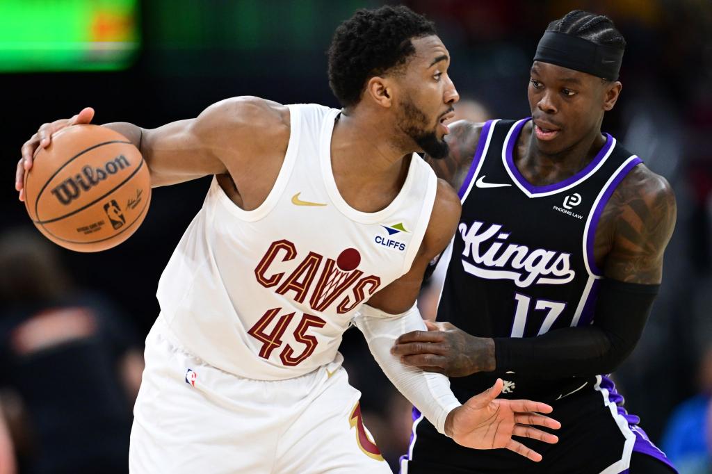 Hier spielten sie noch gegeneinander: Nun soll Dennis Schröder (re.) zu den Cleveland Cavaliers um Donovan Mitchell wechseln. - Foto: David Dermer/AP/dpa