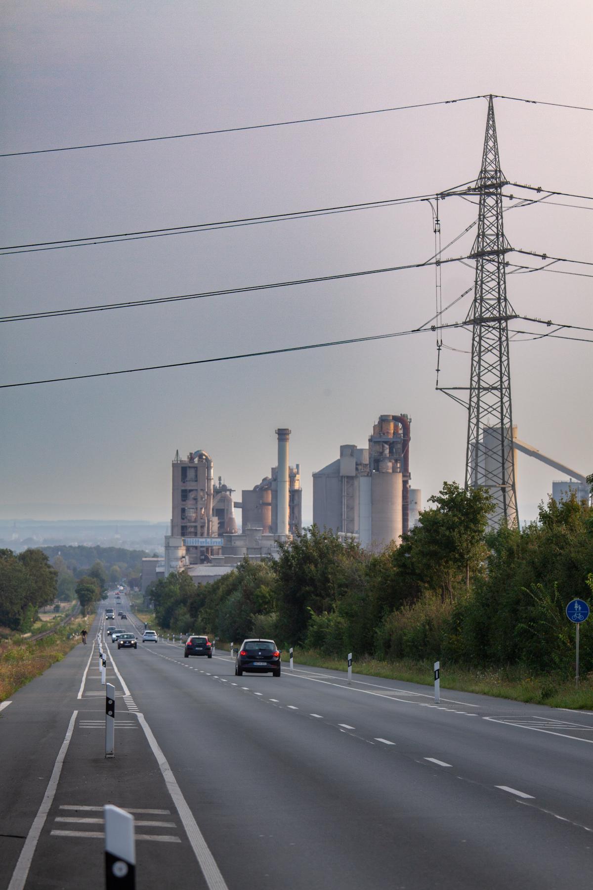 Straßen NRW is testing the asphalt of the future on the route between ...